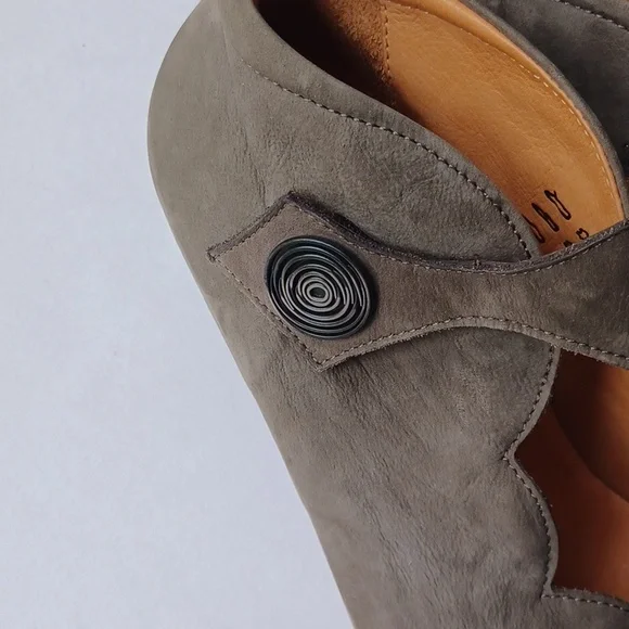 Think Aida Court Shoes Pumps Mary Jane Suede Leather SZ 39 Gray Taupe - Picture 9 of 16